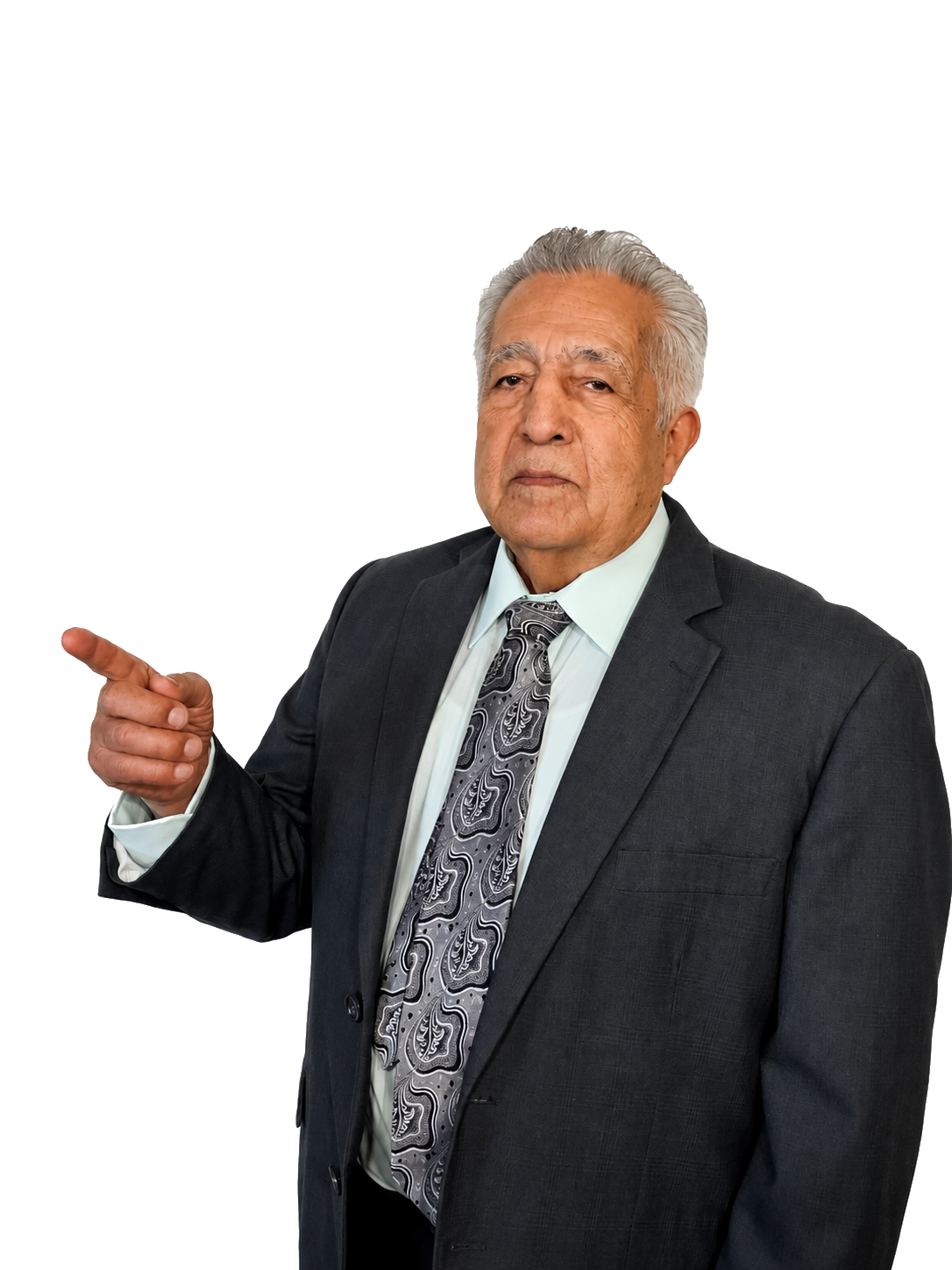 Sergio Guerrero Valdovinos, de 81 años, señalando con confianza hacia una nueva oportunidad digital